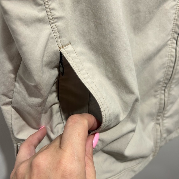 COLUMBIA size M tan vest, full front zip, pockets, collar, mesh lining - Picture 2 of 9